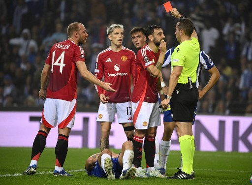 Pada laga tersebut MU harus bermain dengan 10 orang sejak menit 81 setelah Bruno Fernandes diusir keluar lapangan oleh wasit seusai mendapatkan kartu kuning kedua.