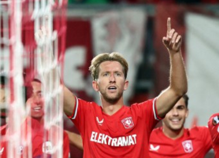 Tuan rumah unggul terlebih dahulu pada menit ke-28 lewat tandukan Michel Vlap, namun tim tamu sukses menyamakan kedudukan lewat Dusan Tadic pada menit ke-71.