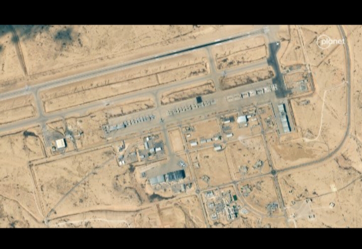 Gambar-gambar dari citra satelit tersebut juga mengungkapkan bahwa rudal Iran meninggalkan sekitar dua belas kawah bekas hantaman rudal di wilayah pangkalan yang terletak di gurun Negev di Israel, menurut pemberitaan tersebut.