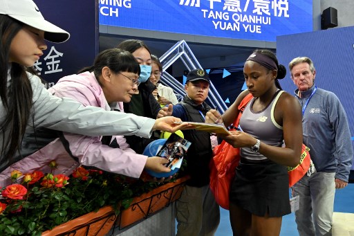 Petenis Amerika Serikat Coco Gauff membubuhkan tanda tangan ke para penggemar usai memastikan diri melangkah ke babak semifinal China Open, di Beijing, Kamis, 3 Oktober 2024.
