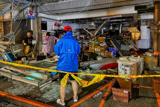 Krathon, yang telah berubah status menjadi depresi tropis, menghantam daratan di Kota Kaohsiung di barat daya, menggenangi jalan-jalan, memecahkan jendela beberapa bangunan, dan menyebarkan puing-puing di tengah angin kencang yang memecahkan rekor.