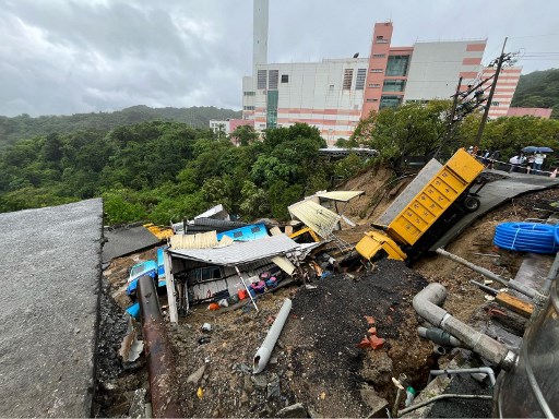 Taiwan Selatan, Jumat, 4 Oktober 2024,  bekerja untuk membersihkan kerusakan akibat banjir dan angin kencang setelah Topan Krathon menghantam kota pelabuhan utama, sementara sebagian besar pulau lainnya melanjutkan pekerjaan dan pasar keuangan dibuka kembali.