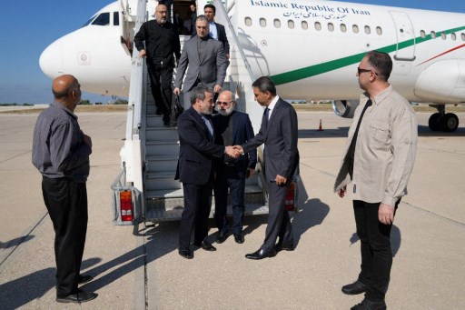 Kantor Berita Nasional Lebanon melaporkan Araghchi disambut Osama Khashab, kepala protokoler Kementerian Luar Negeri Lebanon, di Bandara Internasional Beirut Rafic Hariri.