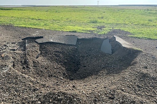 Sebuah video yang direkam oleh sekolah penerbangan di dekatnya menunjukkan ledakan itu memuntahkan potongan-potongan aspal ke udara seperti air mancur. Video yang disiarkan di televisi Jepang menunjukkan sebuah kawah di landasan pacu dilaporkan berdiameter sekitar 7 meter dan sedalam 1 meter.