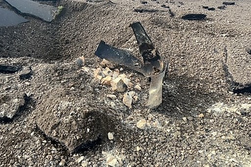 Sebuah bom milik AS era Perang Dunia II yang telah dikubur di sebuah bandara Jepang meledak pada hari Rabu, 2 Oktober 2024. Ledakan menyebabkan kawah besar di landasan pacu dan pembatalan lebih dari 80 penerbangan.