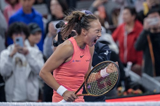 Unggulan kelima Zheng Qinwen melaju ke semifinal WTA 1000 pertamanya, setelah bangkit untuk mengalahkan Mirra Andreeva yang berusia 17 tahun dengan skor 5-7, 6-0, 6-4 di China Open.