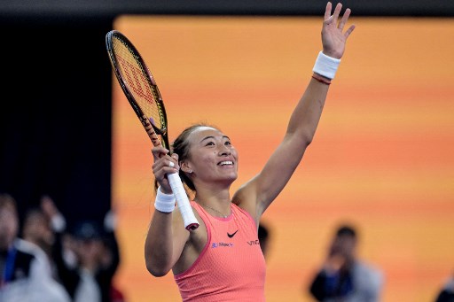 Zheng, 21, adalah semifinalis asal Tiongkok pertama di Beijing sejak Wang Qiang pada 2018. Peraih emas Olimpiade Paris itu bangkit dari ketertinggalan satu break di set terakhir untuk mempertahankan peluangnya menjadi juara di Beijing.