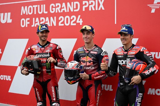 Acosta mencatatkan waktu lap terbaik dengan 1 menit 43,018 detik, tepat di depan juara dunia dua kali Francesco Bagnaia (Ducati Lenovo) dan Maverick Vinales (Aprilia Racing), yang masing-masing terpaut tipis 0,254 detik dan 0,437 detik.