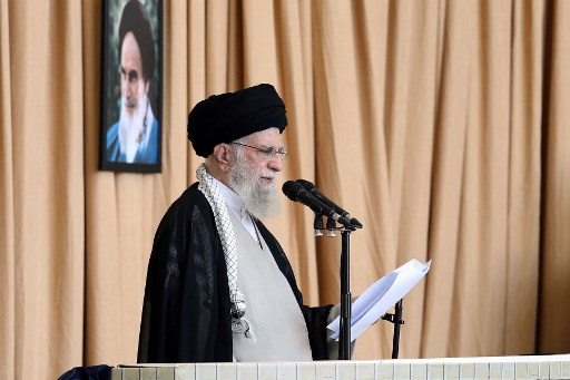 Berbicara secara bergantian dalam bahasa Arab dan Persia, Khamenei memuji pemimpin Hizbullah Hassan Nasrallah, sekutu paramiliter utama Iran di kawasan tersebut, dan mengatakan fokus AS dan sekutunya adalah menjaga keamanan Israel sebagai kedok untuk merebut sumber daya di kawasan tersebut.