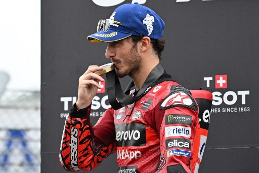Pembalap Ducati Lenovo Francesco Bagnaia memperkecil marginnya dari pemuncak klasemen sementara MotoGP musim ini, Jorge Martin (Prima Pramac Racing) setelah memenangi balapan Sprint Grand Prix Jepang di Sirkuit Motegi, Sabtu, 5 Oktober 2024.