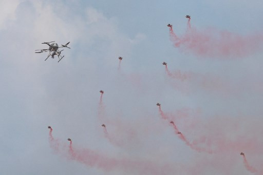 Aksi selanjutnya, para prajurit TNI terutama dari Pasukan Pengamanan Presiden (Paspampres) juga memamerkan kemampuan mereka bertarung menggunakan bantuan drone dan perangkat pengacau sinyal (jammer) untuk anti-drone.