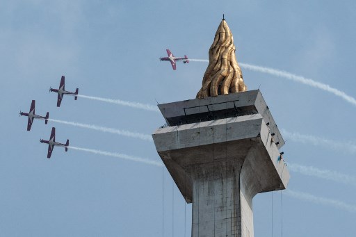 Tidak ketinggalan adalah penerbang aerobatik TNI AU yang tergabung dalam Jupiter Aerobatic Team (JAT) kembali menampilkan sejumlah manuver andalannya saat menerbangkan KT-1 Wong Bee.