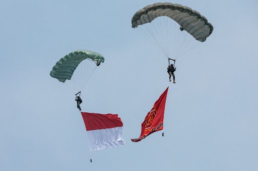 Unjuk kemampuan dimulai aksi terjun payung yang diikuti 200 prajurit dari tiga matra TNI yang kerap digunakan untuk operasi lintas udara, salah satunya untuk infiltrasi ke daerah yang dikuasai musuh. Dari 200 penerjun, enam di antaranya merupakan prajurit wanita TNI.