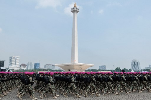 Selepas aksi terjun payung, sekitar 800 lebih prajurit dari tiga matra TNI memasuki lapangan menampilkan kemampuan bela diri militer. Sekumpulan prajurit memamerkan kemampuan bertarung jarak dekat tanpa menggunakan senjata.