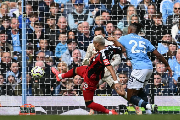 Fulham tampil mengejutkan dan membuka skor lebih dulu pada menit ke-26. Andreas Pereira menyambut umpan Raul Jimenez dengan tembakan kaki kanan yang tak bisa diselamatkan Ederson Moraes.