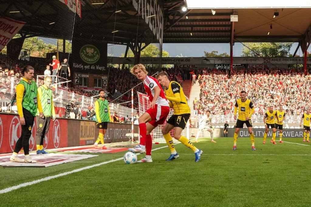 Borussia Dortmund tak mampu meraih angka ketika bertandang ke kandang Union Berlin dalam lanjutan Bundesliga yang digelar Sabtu, 5 Oktober 2024. Die Borussen menelan kekalahan 2-1 dari Die Eisernen.