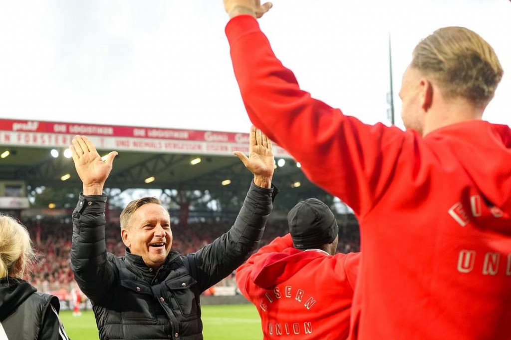 Union kian menjauh pada menit ke-45. Yorbe Vertessen berhasil memanfaatkan kemelut di mulut gawang Dortmund untuk melepaskan tembakan keras yang tak bisa diselamatkan Gregor Kobel.