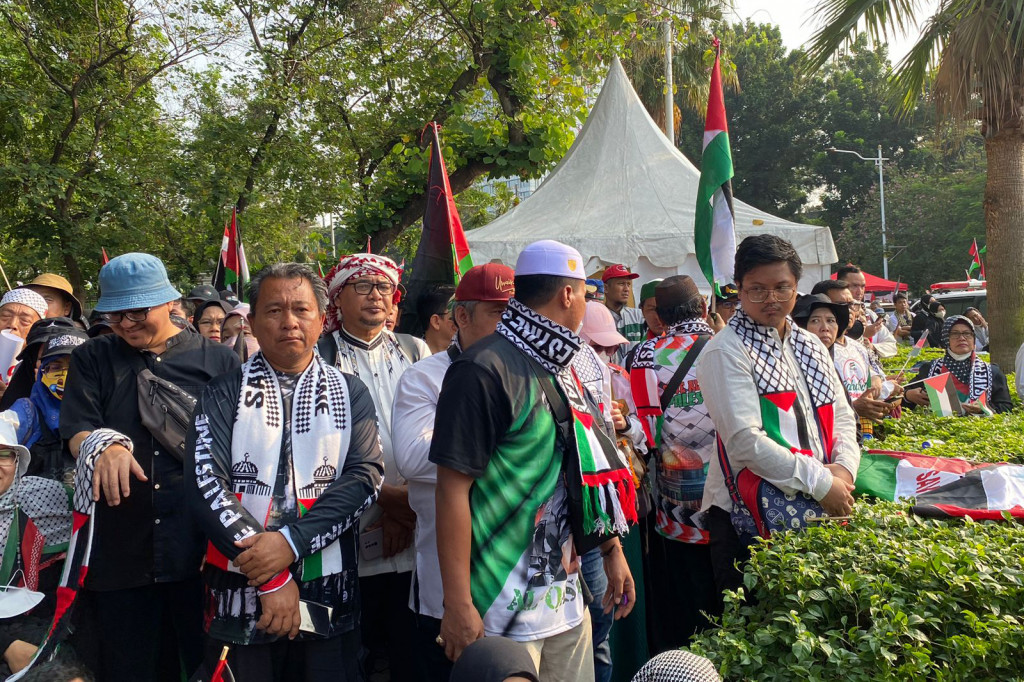 Aliansi Rakyat Indonesia Bela Palestina mengelar aksi di depan gedung Kedutaan Besar (Kedubes) Amerika yang ada di Jakarta. Aksi ini digelar untuk memberikan perlawanan atas satu tahun genosida di Gaza dan tujuh puluh enam tahun perlawanan Palestina untuk merdeka.