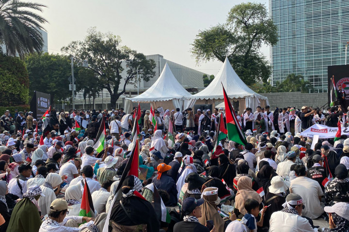 “Free Palestina, free Palestina, free Palestina,” kata salah satu orator di depan kedubes Amerika, Jakarta Pusat, Minggu, 6 Oktober 2024.