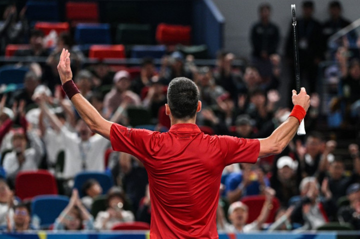 Masih mengenakan pelindung lutut kanannya, yang telah menjalani operasi meniskus, Djokovic selanjutnya akan melawan pemenang pertandingan unggulan ke-28 Flavio Cobolli melawan Stan Wawrinka.