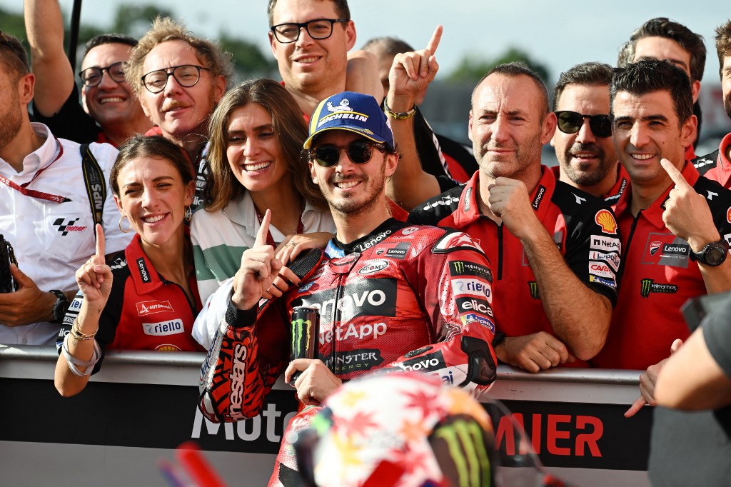 Tak hanya itu, kemenangan Bagnaia hari ini juga menandai kemenangan ke-900 bagi seluruh pebalap Italia yang pernah membalap di semua kelas balap motor.