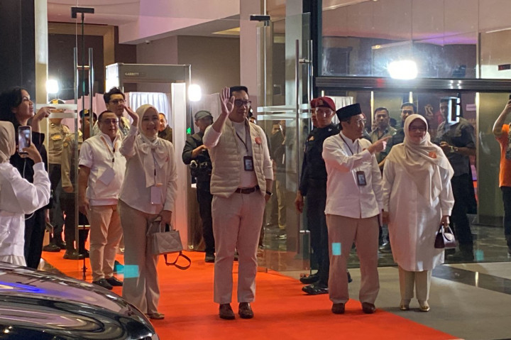 Calon Gubernur (Cagub) Jakarta 2024 nomor urut satu, Ridwan Kamil (RK), mengaku siap menghadapi debat perdana. Dia ditemani istrinya, Atalia Praratya.