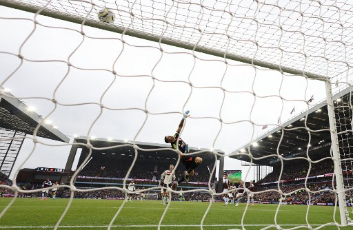 MU mempunyai banyak peluang untuk menjebol gawang tuan rumah, namun semuanya tidak membuahkan hasil berkat aksi gemilang kiper Emilano Martinez.