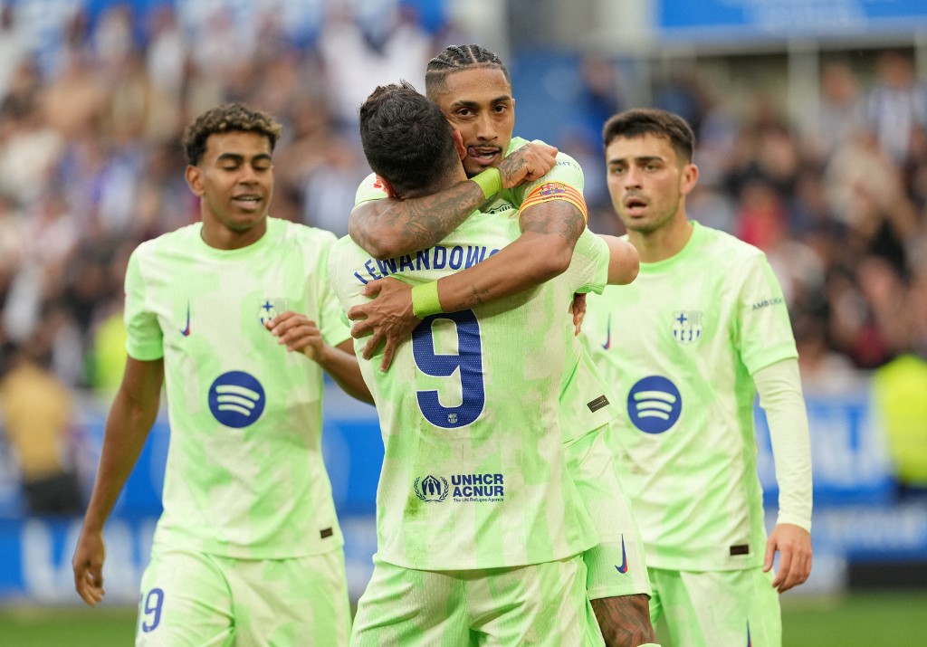 Lewandowski melengkapi catatan hattrick-nya pada menit ke-32. Kali ini Lewandowski berhasil menuntaskan umpan Eric Garcia.