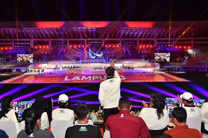 Presiden dan Ibu Iriana tiba di lokasi acara sekitar pukul 19.00 WIB, disambut oleh riuh tepuk tangan para penonton dan kontingen peserta Peparnas.