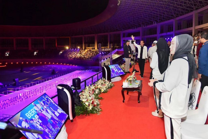 Presiden Joko Widodo didampingi Ibu Iriana Joko Widodo menghadiri acara pembukaan Pekan Paralimpiade Nasional (Peparnas) XVII Tahun 2024 yang berlangsung di Stadion Manahan, Kota Surakarta, Provinsi Jawa Tengah, pada Minggu malam, 6 Oktober 2024.