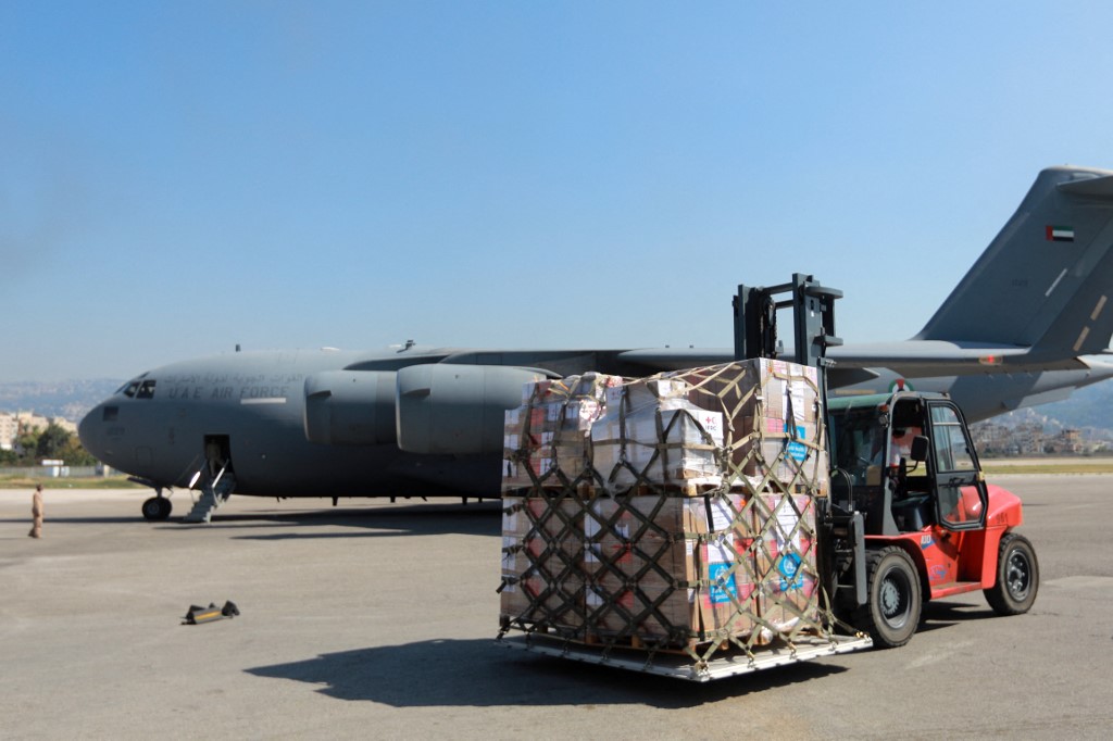 Pengiriman ini mencakup pasokan medis, makanan, tenda, serta kebutuhan darurat lainnya yang disalurkan melalui kerja sama dengan Organisasi Kesehatan Dunia (WHO), Dana Anak-Anak Perserikatan Bangsa-Bangsa (UNICEF), Kantor Komisaris Tinggi PBB untuk Pengungsi (UNHCR), serta Federasi Internasional Palang Merah dan Bulan Sabit Merah, tambah kementerian itu.