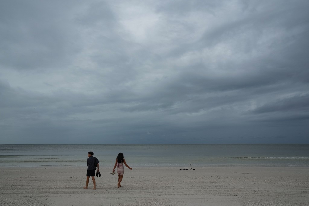 Sehari sebelumnya, kantor Gubernur Florida, Ron DeSantis, melaporkan bahwa keadaan darurat telah diumumkan di 35 kabupaten di negara bagian tersebut sehubungan dengan mendekatnya topan tropis Milton.