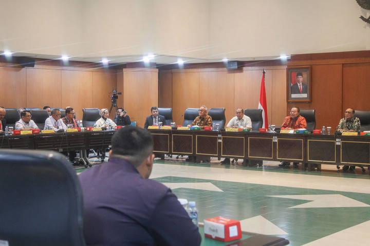 Supratman juga menjelaskan bahwa pada waktu yang bersamaan dengan pertemuan antara dirinya dengan perwakilan Solidaritas Hakim Indonesia di Gedung Kementerian Hukum dan HAM, Jakarta, Senin, juga terjadi pertemuan antara Direktur Jenderal Anggaran Kementerian Keuangan Isa Rachmatarwata dengan pengurus Ikatan Hakim Indonesia (IKAHI) di Gedung Mahkamah Agung RI, Jakarta.