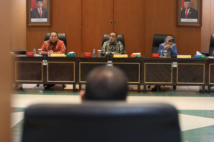 Menteri Hukum dan Hak Asasi Manusia Supratman Andi Agtas menemui perwakilan Solidaritas Hakim Indonesia dan berkomunikasi dengan Kementerian Keuangan untuk menindaklanjuti tuntutan para hakim, seperti kenaikan gaji pokok, dengan Kementerian Keuangan.