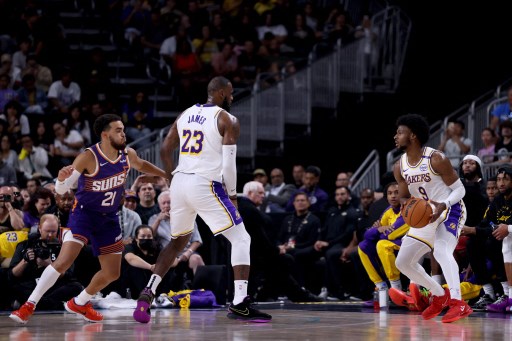 LeBron James dan Bronny James mencatatkan sejarah sebagai ayah dan anak pertama yang bermain bersama dalam pertandingan NBA, saat Los Angeles Lakers kalah tipis 114-118 dari Phoenix Suns dalam laga pramusim di Arcisure Arena, Senin, 7 Oktober 2024 WIB.