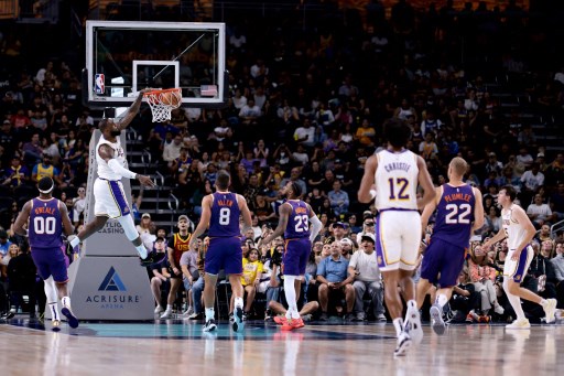 LeBron yang memasuki musim ke-22 di NBA memimpin Lakers di paruh pertama dengan mencetak 19 poin lewat delapan tembakan berhasil dari 12 upaya. Rekan setimnya, Anthony Davis, juga tampil impresif dengan menyumbang 17 poin lewat tujuh tembakan berhasil dari 10 percobaan menembak.