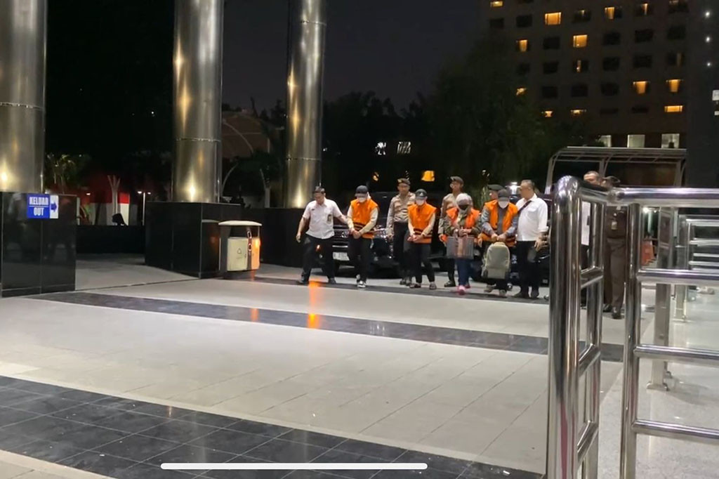 Komisi Pemberantasan Korupsi (KPK) menangkap enam orang dalam operasi tangkap tangan (OTT) di Kalimantan Selatan (Kalsel) pada Minggu, 6 Oktober 2024, malam. Empat di antaranya sudah tiba di Gedung Merah Putih Lembaga Antirasuah.