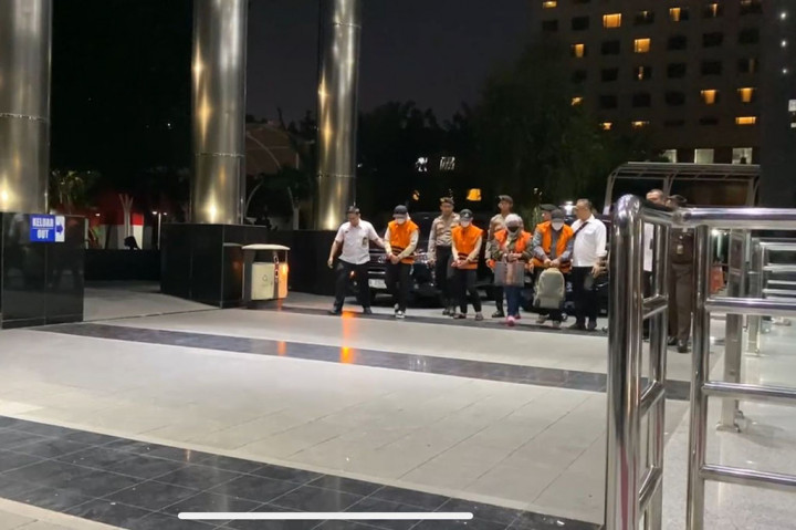 Komisi Pemberantasan Korupsi (KPK) menangkap enam orang dalam operasi tangkap tangan (OTT) di Kalimantan Selatan (Kalsel) pada Minggu, 6 Oktober 2024, malam. Empat di antaranya sudah tiba di Gedung Merah Putih Lembaga Antirasuah.