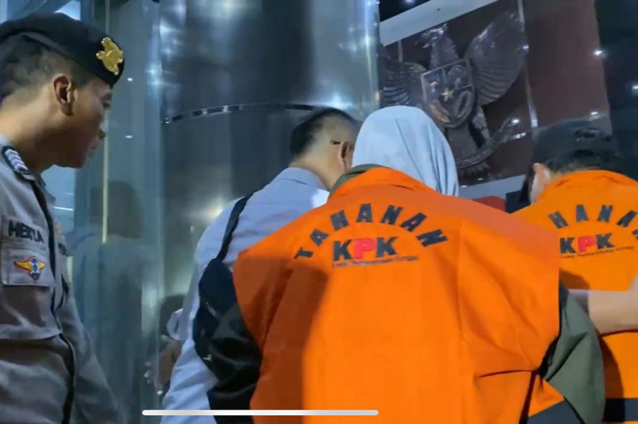 Tim KPK langsung membawa mereka ke ruang pemeriksaan di lantai dua Gedung Merah Putih saat tiba. Kini, mereka dimintai keterangan lagi.