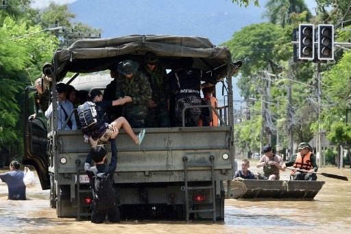 Banjir yang meluas telah berdampak pada lebih dari 30.000 keluarga di seluruh Thailand, sementara operasi penyelamatan dan bantuan sedang berlangsung.