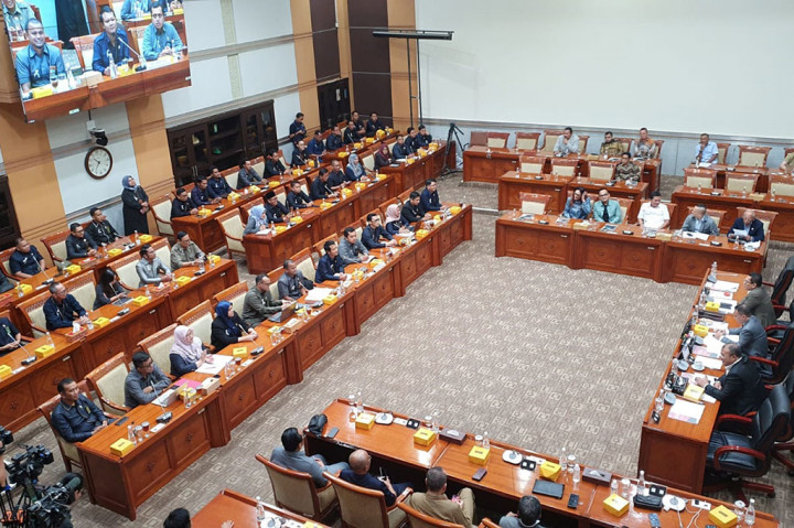 Pantauan Medcom.id, audiensi dilaksanakan di ruang rapat Komisi III DPR, Selasa, 8 Oktober 2024. Rapat dipimpin tiga wakil ketua DPR RI, yaitu Sufmi Dasco Ahmad, Adies Kadir, dan Cucun Ahmad Syamsurijal.