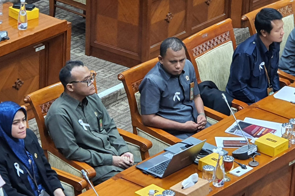 DPR menerima audiensi Solidaritas Hakim Indonesia (SHI) terkait aspirasi kesejahteraan para hakim. Para hakim tersebut kompak mengenakan pita putih di pakaian bagian dada sebelah kanan.