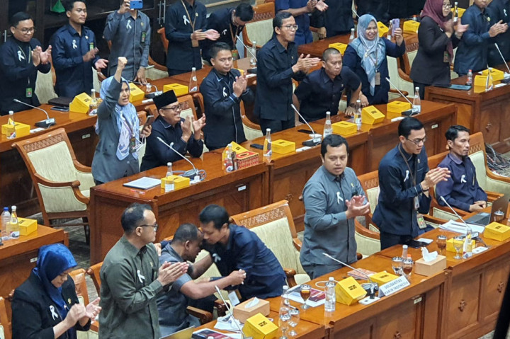 Para hakim yang tergabung dalam Solidaritas Hakim Indonesia (SHI) bersorak kegirangan saat Wakil Ketua DPR Sufmi Dasco Ahmad menelepon Presiden terpilih periode 2024-2029, Prabowo Subianto. Prabowo berjanji mensejahterakan hakim di Indonesia.