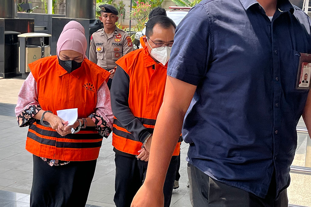 Komisi Pemberantasan Korupsi (KPK) membawa enam orang yang terjaring operasi tangkap tangan (OTT) di Kalimantan Selatan (Kalsel) ke markasnya. Mereka semua menggunakan rompi oranye bertuliskan 'Tahanan KPK.