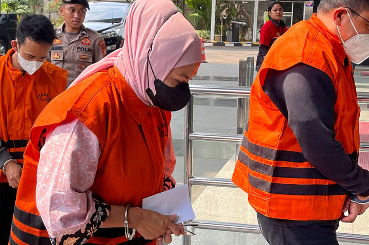 Tidak ada komentar dari enam orang itu atas penangkapan yang dilakukan KPK pada Minggu, 6 Oktober 2024.