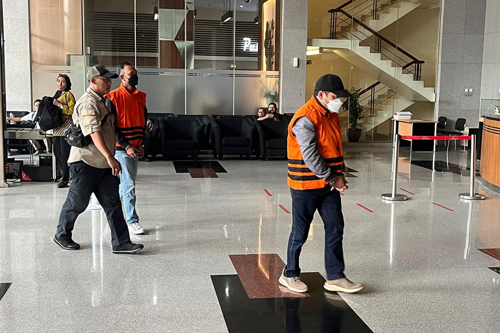 Sebentar lagi, Lembaga Antirasuah akan mengumumkan hasil OTT di Kalsel tersebut kepada publik.