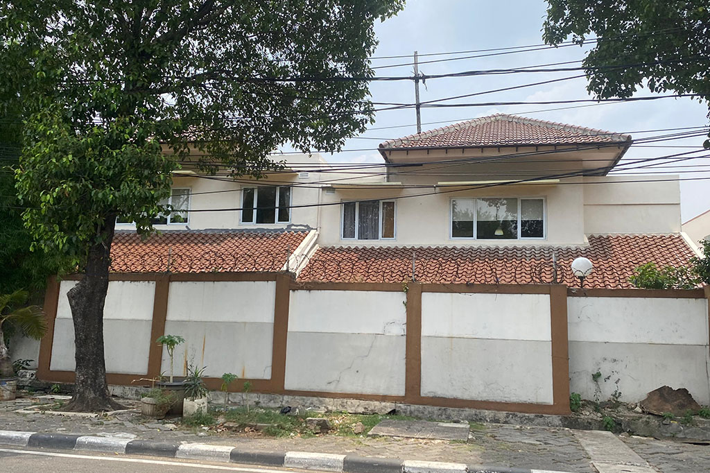 Selain masalah fisik seperti tembok yang rembes atau atap yang bocor, menurutnya rumah dinas itu memiliki permasalahan gangguan dari tikus. Dia mengatakan tikus-tikus itu timbul diduga karena lingkungan rumah dinas itu dekat dengan sungai dan tempat sampah.