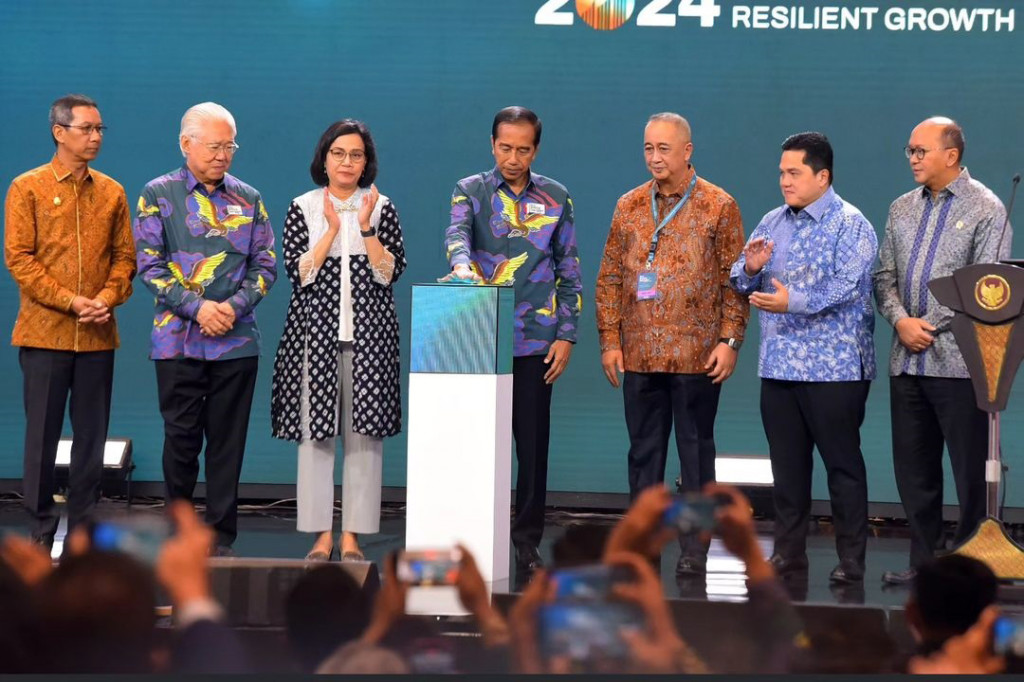 “Saya sangat senang sekali proses transisi kepemerintahan ini kita harapkan yang tinggal 12 hari berjalan dengan baik dan berjalan dengan mulus. Karena transisi pemerintahan yang berjalan dengan baik dan mulus itu penting untuk menjaga optimisme kita semuanya. Untuk menjaga stabilitas, baik itu politik maupun ekonomi,” tutur Presiden.