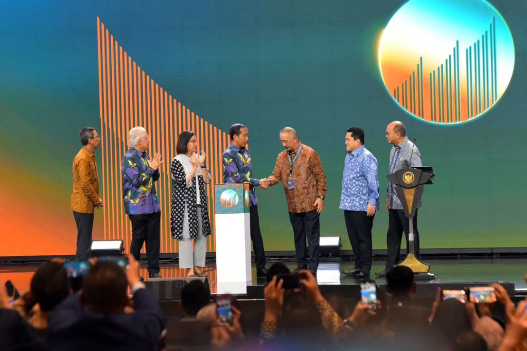 Selanjutnya, Kepala Negara menyatakan bahwa transisi ini telah berjalan dengan baik, dengan keterlibatan penuh dari Presiden Terpilih Prabowo dalam berbagai pertemuan penting. Hal tersebut berkaitan dengan rencana program-program unggulan di masa pemerintahan mendatang.