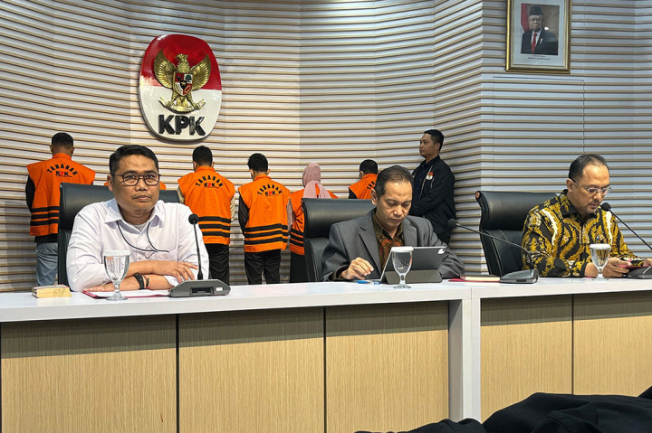 Komisi Pemberantasan Korupsi (KPK) mengungkapkan hasil operasi tangkap tangan (OTT) di Kalimantan Selatan (Kalsel). Total, tujuh orang dijadikan tersangka, termasuk Gubernur Sahbirin Noor.